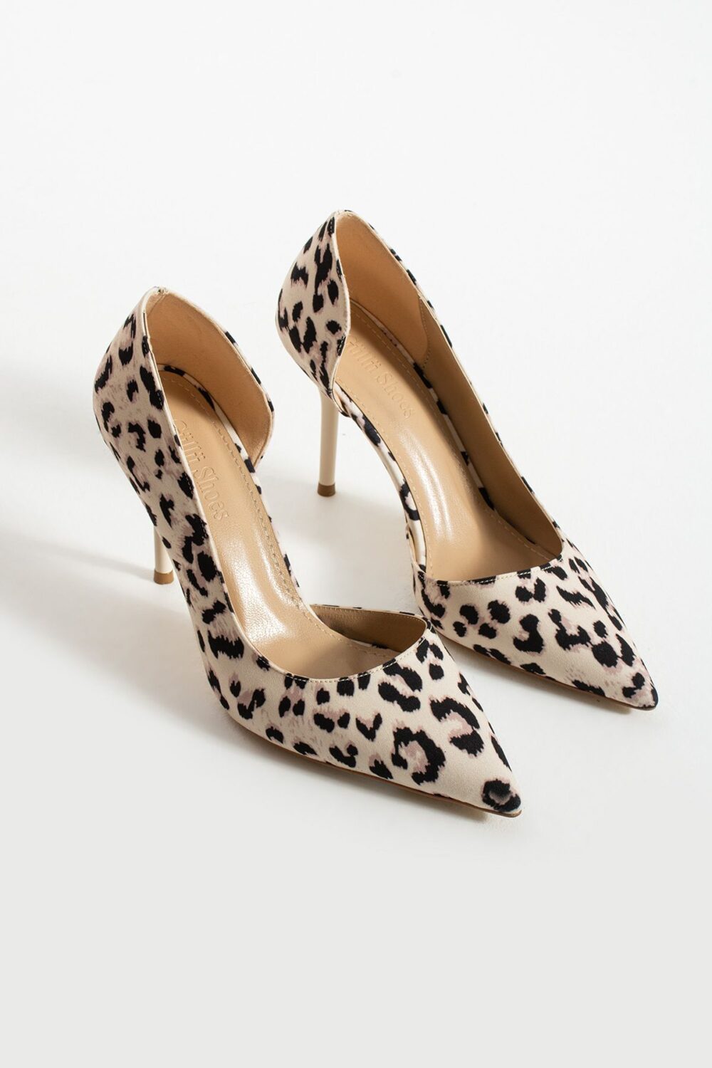 Leopar Desenli Bej Saten Stiletto Topuklu Ayakkabı – Zamansız Şıklık ve Elegan Dokunuş - Görsel 2