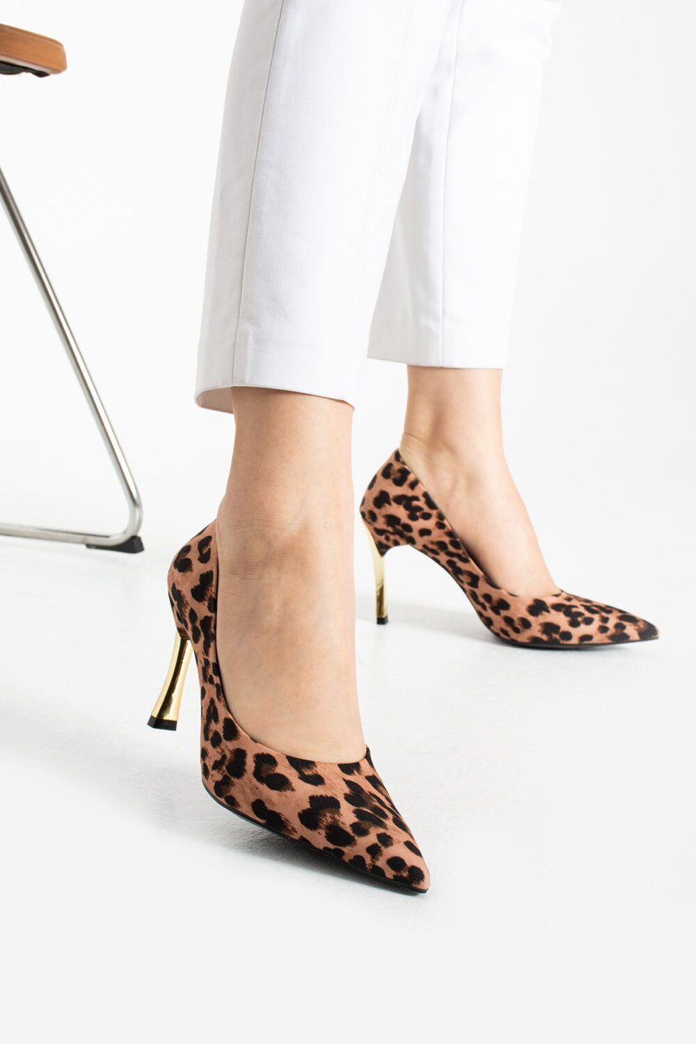 Kadın Leopar Desenli 9 cm Altın Kaplama Topuklu Stiletto – Vegan Deri, Hafızalı Ped, Şık ve Rahat - Görsel 2