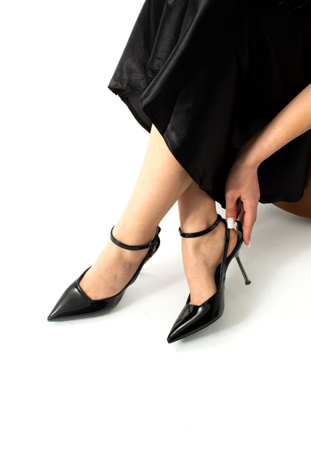 Siyah Rugan Bilekten Tokalı Stiletto – Altın Topuklu Sivri Burun Şık Kadın Ayakkabı