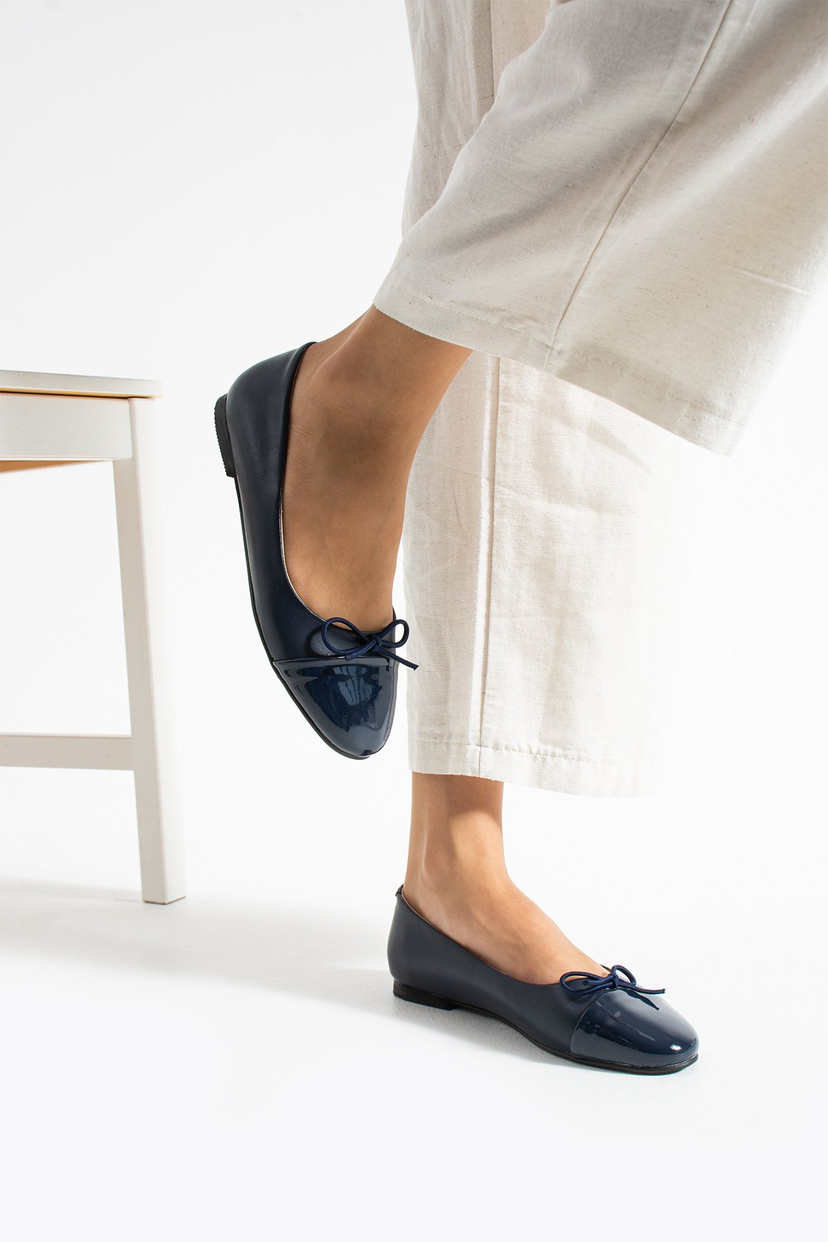 Lacivert Rugan Burunlu Fiyonk Detaylı Kadın Babet – Vegan Deri, Kaymaz Taban, Günlük & Ofis Şıklığı