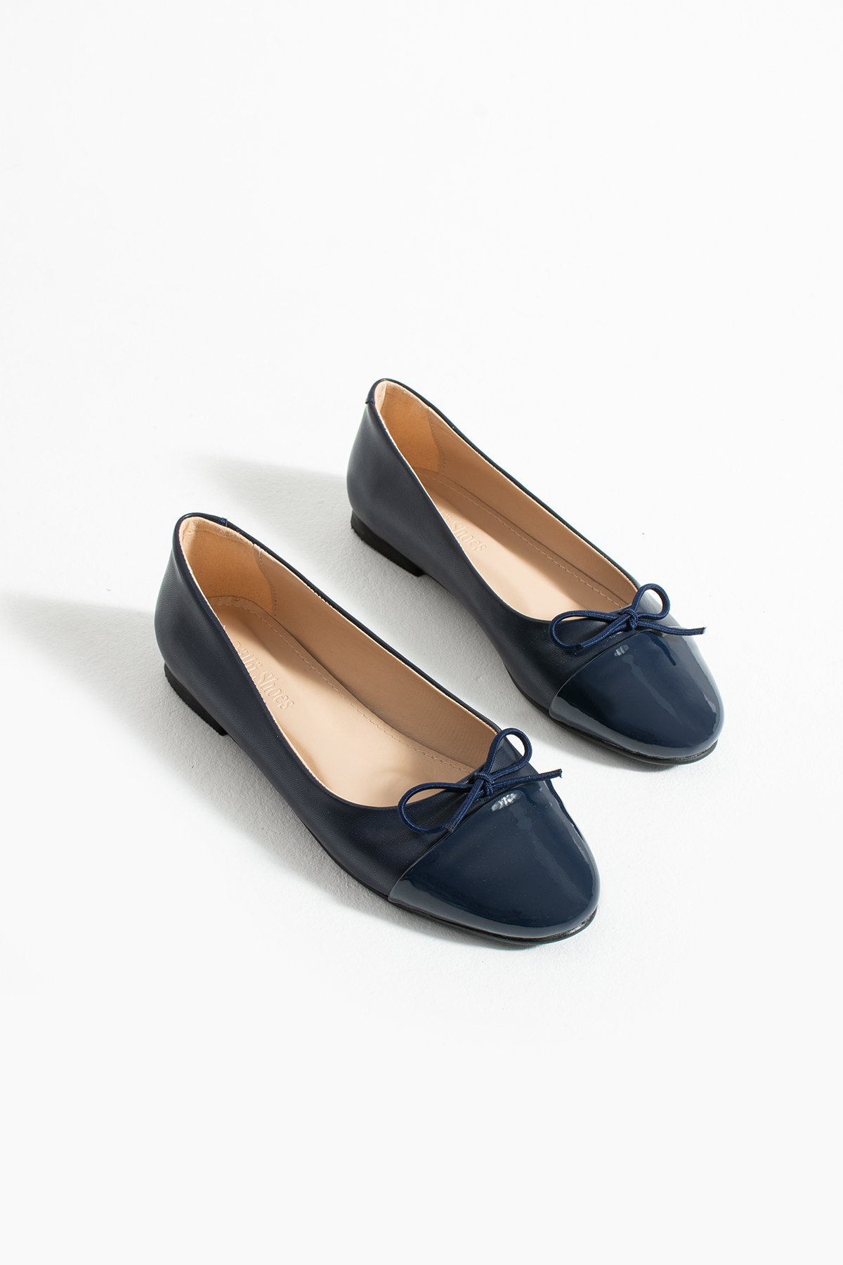 Lacivert Rugan Burunlu Fiyonk Detaylı Kadın Babet – Vegan Deri, Kaymaz Taban, Günlük & Ofis Şıklığı - Görsel 6