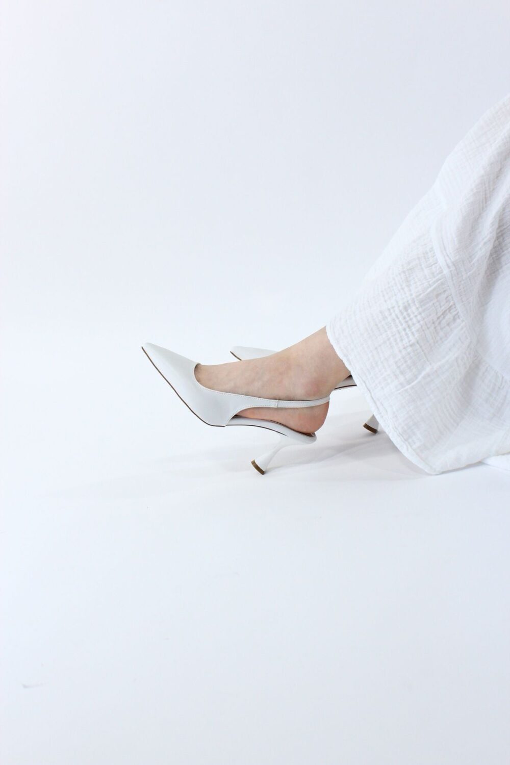 Beyaz Sivri Burun Açık Yan Bantlı İnce Topuklu Stiletto Ayakkabı – Abiye Ve Özel Gün Kombinleri İçin Şık Seçim - Görsel 4