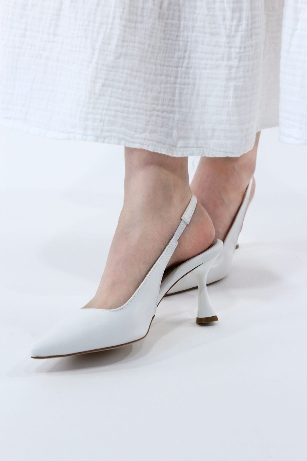 Beyaz Sivri Burun Açık Yan Bantlı İnce Topuklu Stiletto Ayakkabı – Abiye Ve Özel Gün Kombinleri İçin Şık Seçim - Görsel 5