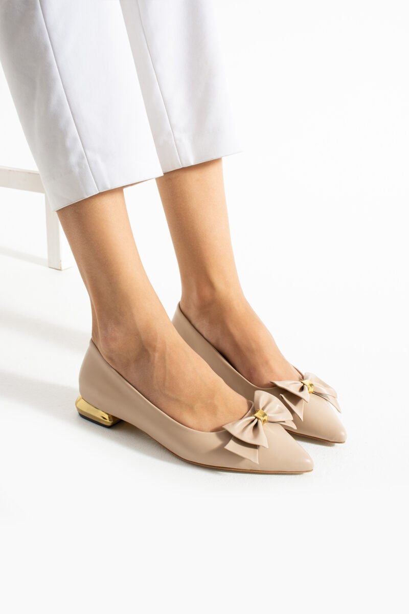 Bej Mat Vegan Deri Fiyonklu Altın Topuklu Sivri Burun Rahat Kadın Babet Ayakkabı Modeli