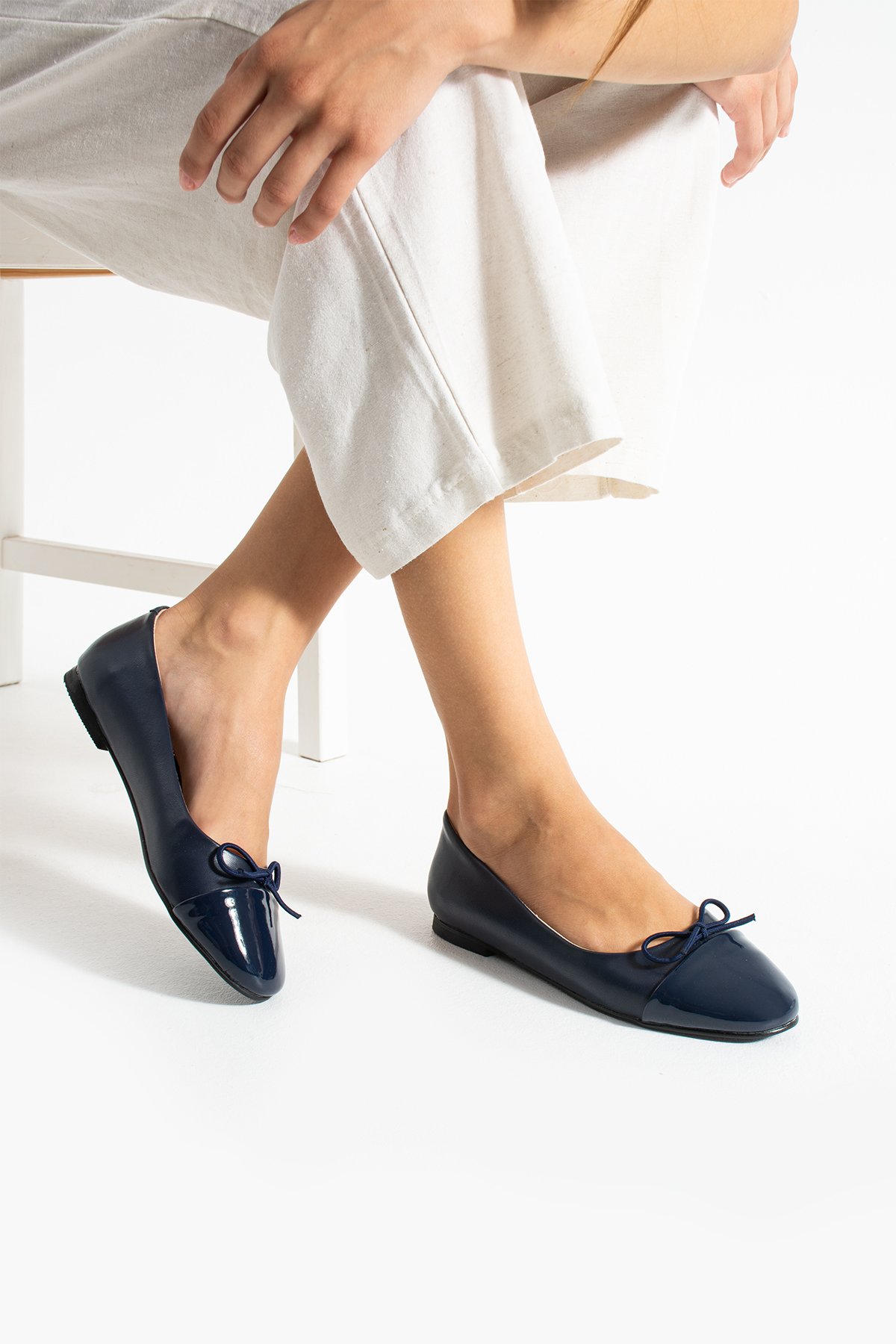 Lacivert Rugan Burunlu Fiyonk Detaylı Kadın Babet – Vegan Deri, Kaymaz Taban, Günlük & Ofis Şıklığı - Görsel 2