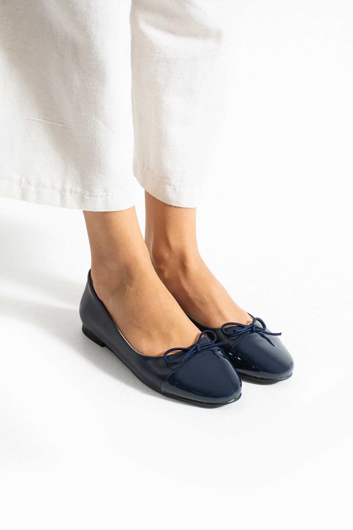 Lacivert Rugan Burunlu Fiyonk Detaylı Kadın Babet – Vegan Deri, Kaymaz Taban, Günlük & Ofis Şıklığı - Görsel 3