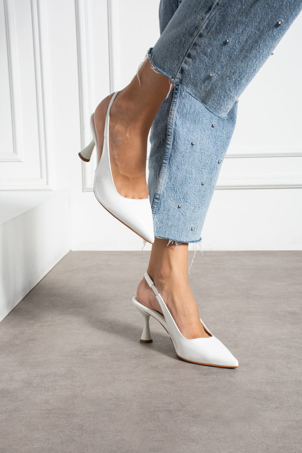 Beyaz Sivri Burun Açık Yan Bantlı İnce Topuklu Stiletto Ayakkabı – Abiye Ve Özel Gün Kombinleri İçin Şık Seçim - Görsel 3
