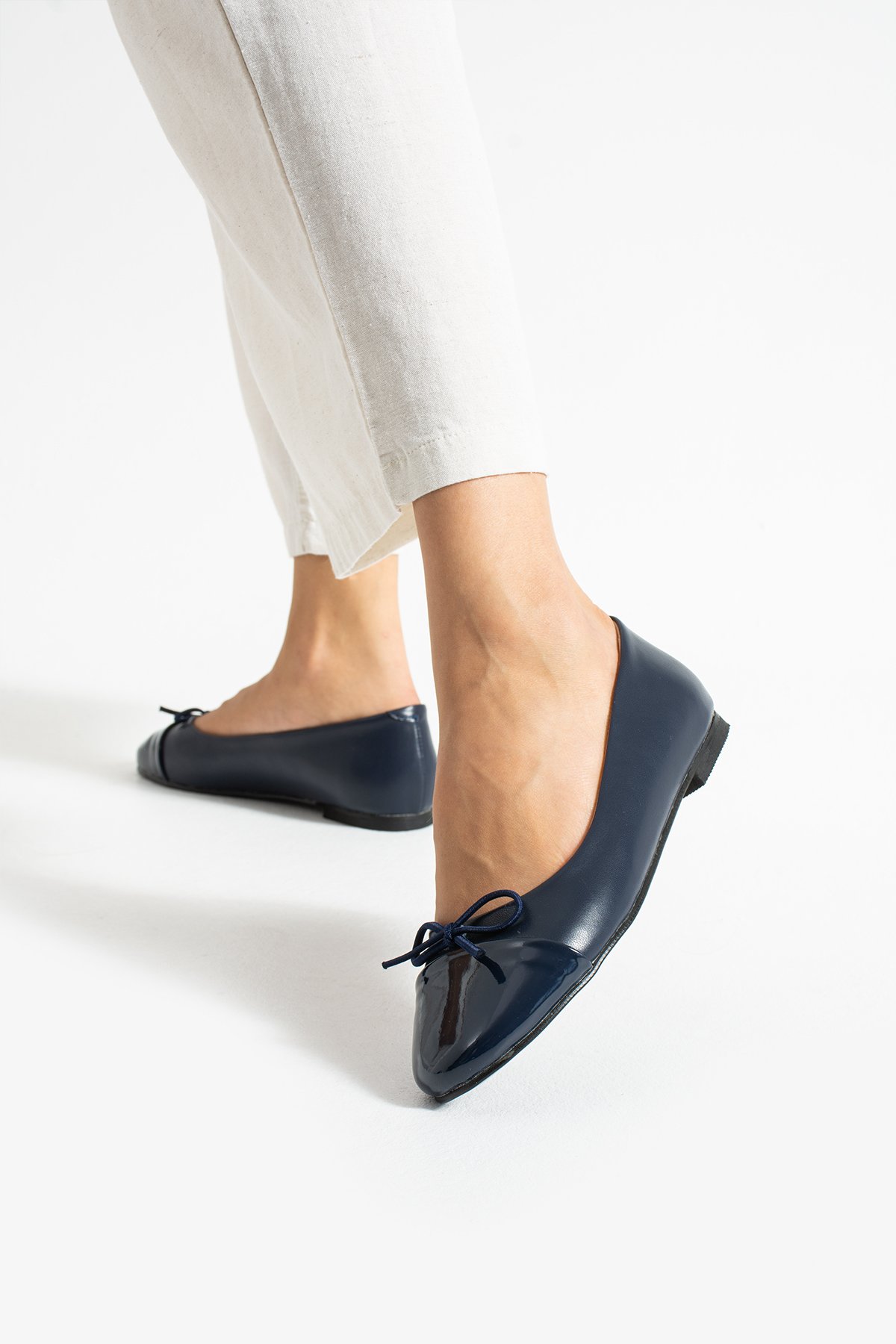 Lacivert Rugan Burunlu Fiyonk Detaylı Kadın Babet – Vegan Deri, Kaymaz Taban, Günlük & Ofis Şıklığı - Görsel 4