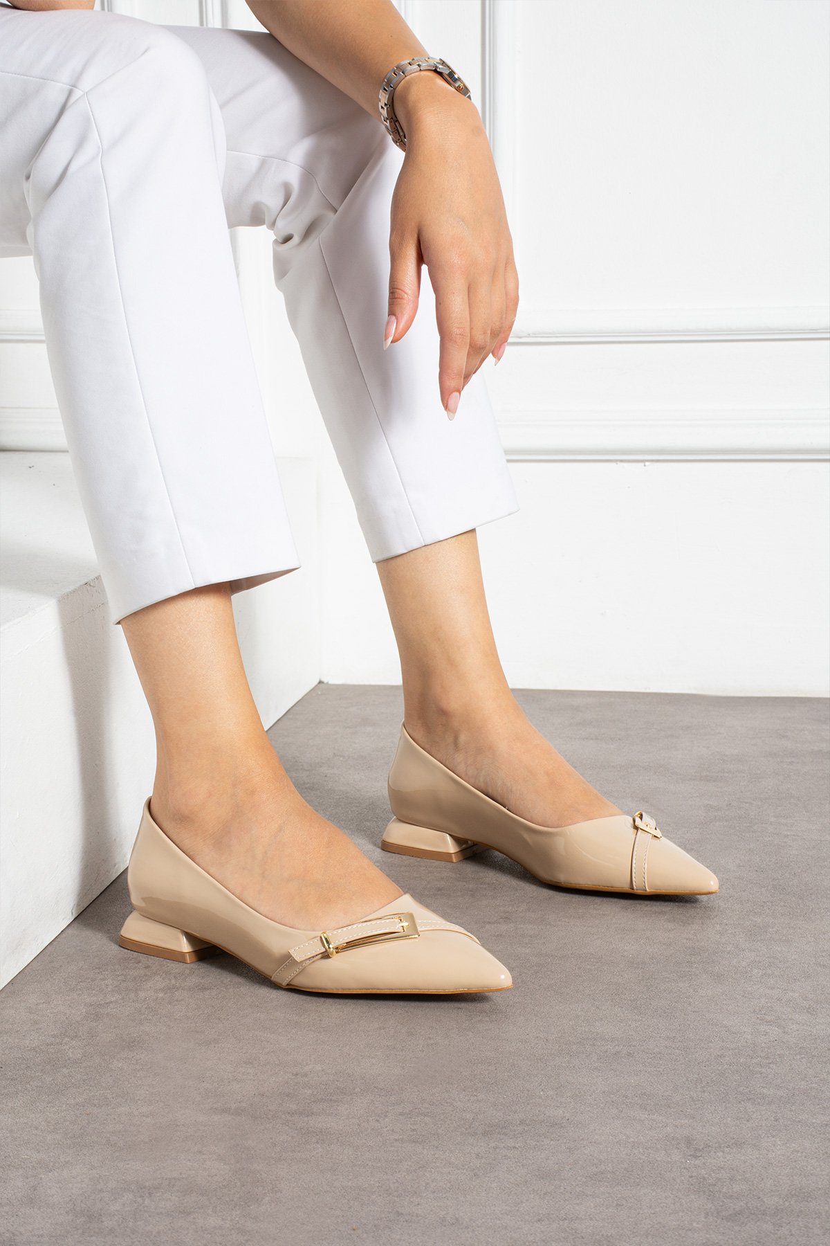 Bej Rugan Altın Tokalı Sivri Burun Düşük Blok Topuk Kadın Babet Ayakkabı