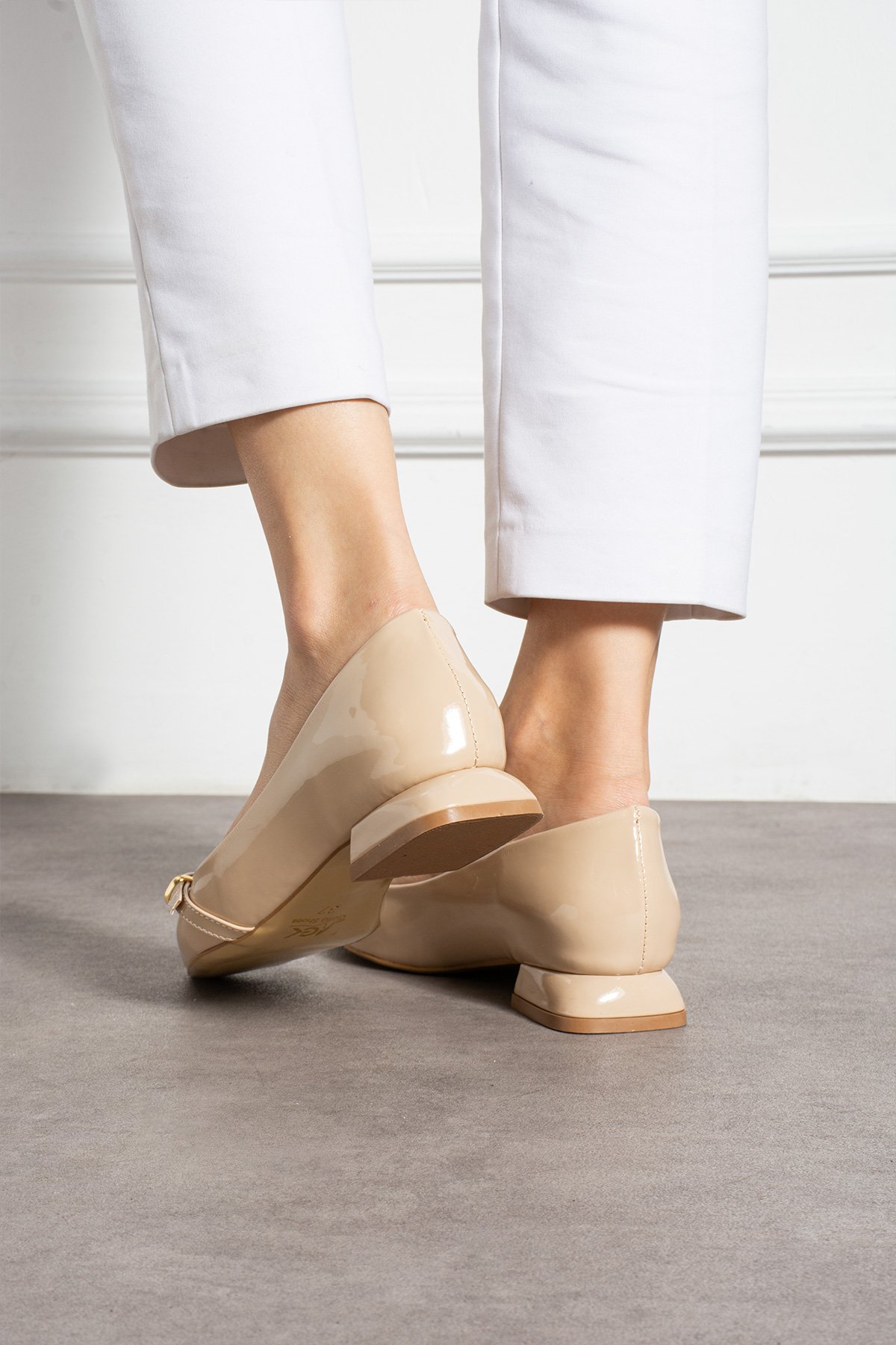 Bej Rugan Altın Tokalı Sivri Burun Düşük Blok Topuk Kadın Babet Ayakkabı - Görsel 7