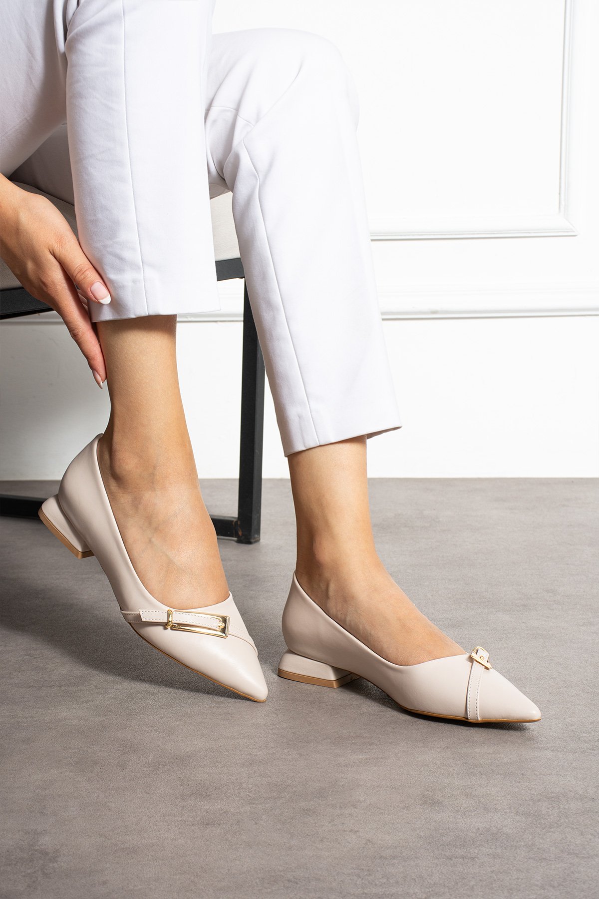 Krem Mat Altın Tokalı Sivri Burun Düşük Blok Topuk Kadın Babet Ayakkabı - Görsel 3