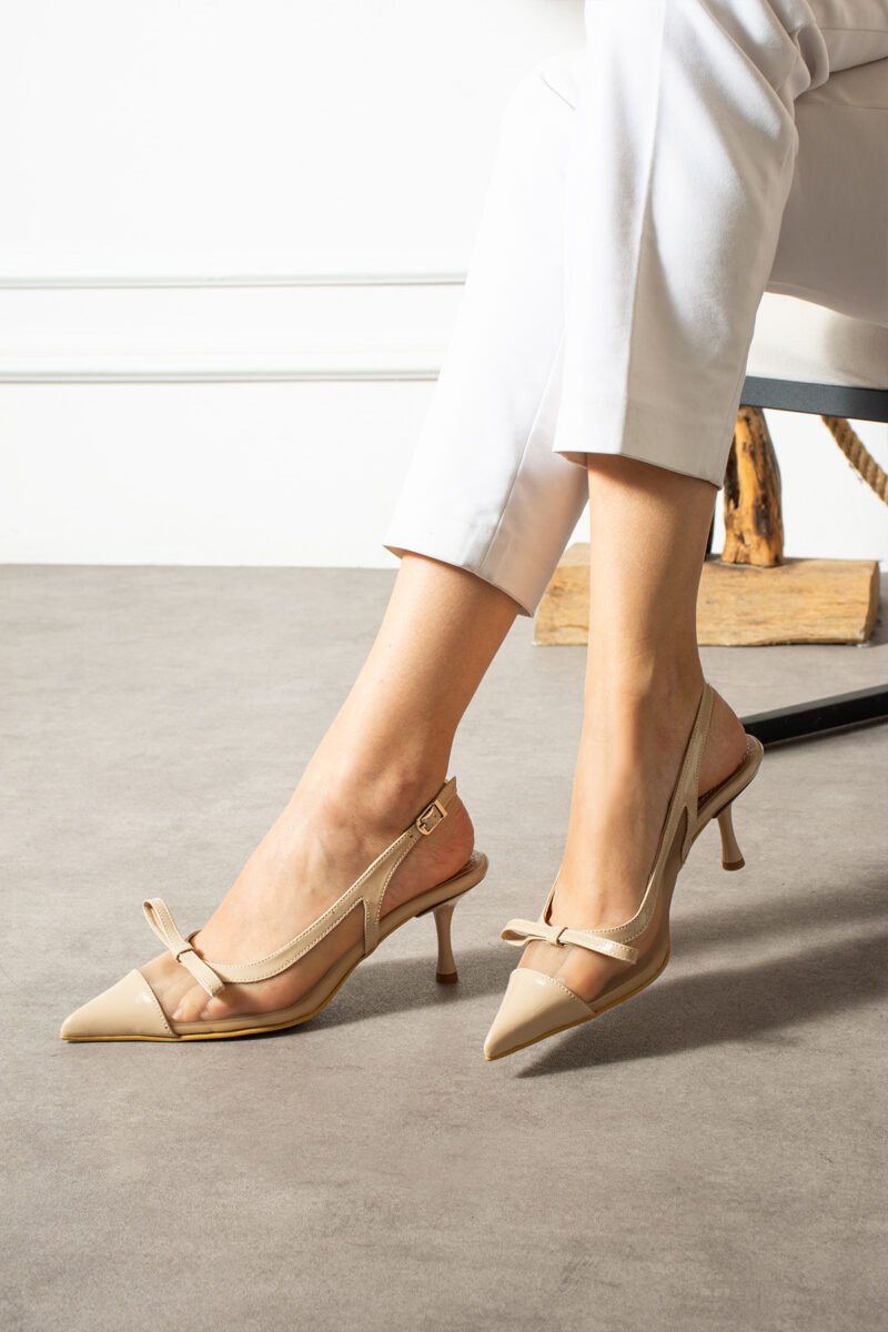 Bej Rugan Şeffaf Detaylı Fiyonklu Stiletto – 7 cm İnce Topuklu Zarif Abiye ve Günlük Ayakkabı