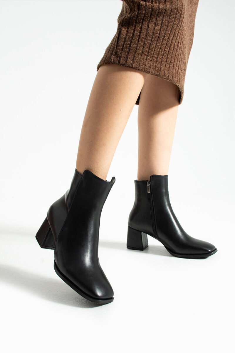 Siyah Mat Deri Kısa Topuklu Kadın Bot | Kalın Topuk | Şık ve Rahat Günlük Bilekli Model